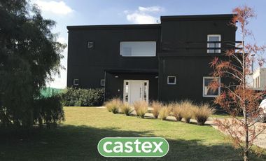 Casa  de dos plantas con vista al golf  en venta en El Canton