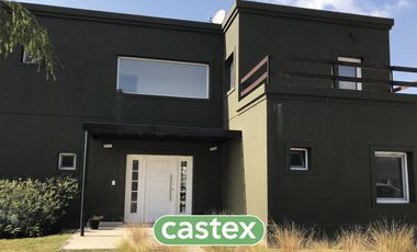 Casa  de dos plantas con vista al golf  en venta en El Canton