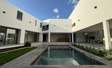 Casa en venta Mérida de  6 recámaras en privada de lujo