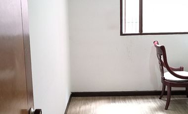 apartamento en arriendo/venta en los rosales. Cod A18