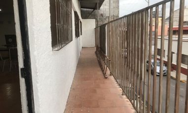CERCA DEL PASITO, EN EL CENTRO SE VENDE PROPIEDAD COMPLETA CON LOCALES, BODEGA