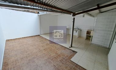 COD. 3967 - SE ARRIENDA CASA - BARRIO: CARACOLI