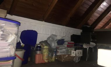 Local en galería Haedo centro, con entrepiso. Bajas expensas.