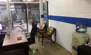 Local en galería Haedo centro, con entrepiso. Bajas expensas.