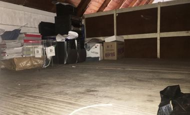 Local en galería Haedo centro, con entrepiso. Bajas expensas.