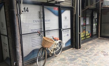 Local en galería Haedo centro, con entrepiso. Bajas expensas.