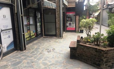 Local en galería Haedo centro, con entrepiso. Bajas expensas.