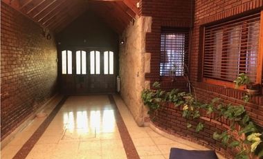 Oportunidad Importante Chalet 8 ambientes sobre dos lotes próximo a Parque Luro