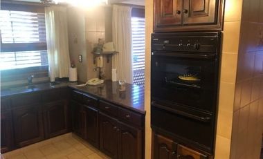 Oportunidad Importante Chalet 8 ambientes sobre dos lotes próximo a Parque Luro