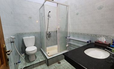 Rumah Mewah Fully Furnished Kayu Ulin di dekat Mall Pondok Gede Bekasi (Tidak Banjir)