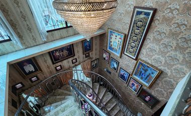 Rumah Mewah Fully Furnished Kayu Ulin di dekat Mall Pondok Gede Bekasi (Tidak Banjir)