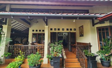 Rumah Mewah Fully Furnished Kayu Ulin di dekat Mall Pondok Gede Bekasi (Tidak Banjir)