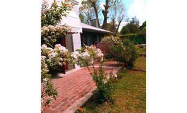 Casa quinta con piscina, parrilla, jardín parquizado.