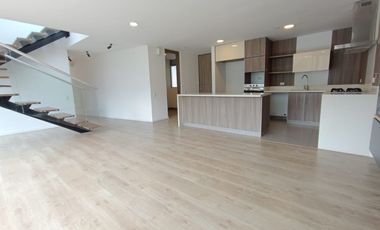 apartamento en arriendo en loma del escobero. Cod A215106