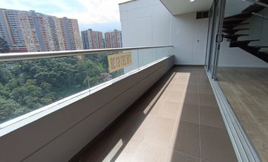 apartamento en arriendo en loma del escobero. Cod A215106