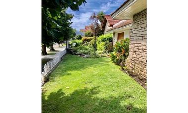 Excepcional chalet en Altos de Chauvin. Obra Arq. Córsico Piccolini, año 1958.