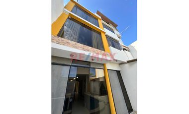 🏡 En Alquiler Casa De 3 Pisos  Con Piscina – 14 Habitaciones Con Baño At 242M2  Ac 318M2 Laguna Del Chipe