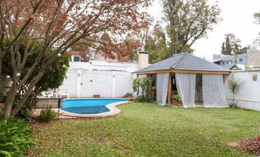 Casa en Venta Parque Leloir con quincho y piscina-Permuta menor valor