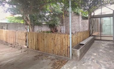 CASA DE 3 AMBIENTES CON COCHERA