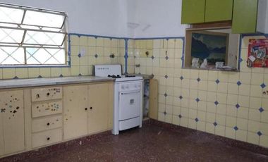 CASA DE 3 AMBIENTES CON COCHERA