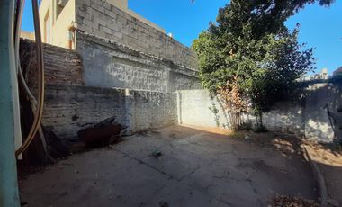 CASA DE 3 AMBIENTES CON COCHERA