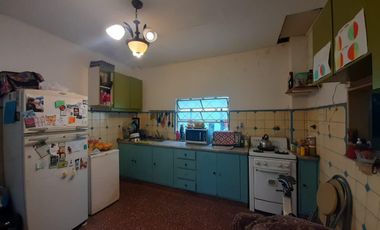 CASA DE 3 AMBIENTES CON COCHERA