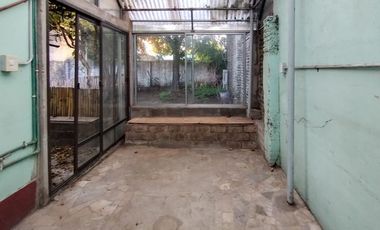 CASA DE 3 AMBIENTES CON COCHERA
