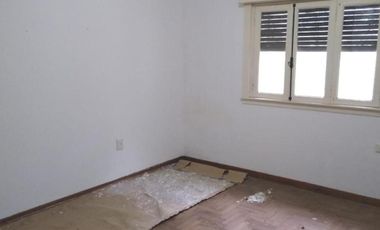 CASA DE 3 AMBIENTES CON COCHERA