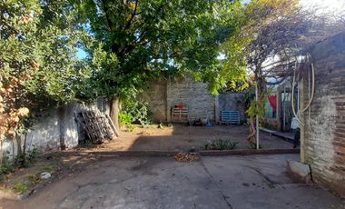 CASA DE 3 AMBIENTES CON COCHERA