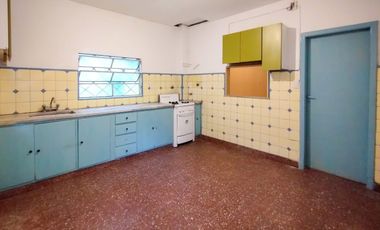 CASA DE 3 AMBIENTES CON COCHERA