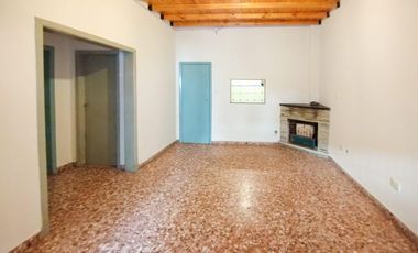 CASA DE 3 AMBIENTES CON COCHERA