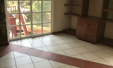 MUY BUENA CASA EN VENTA, VIGILANCIA EN JARDINES DE TLALTENANGO, CUERNAVACA MOR.