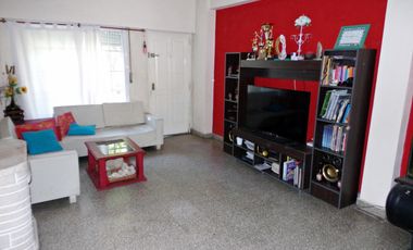 Venta de casa 3 ambientes Villa Luzuriaga