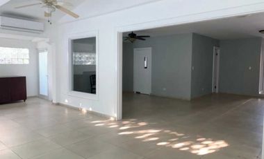 Se vende exclusiva Casa Residencial en La Alameda de 287 mts