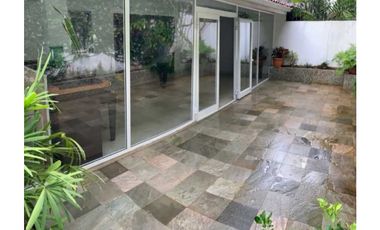 Se vende exclusiva Casa Residencial en La Alameda de 287 mts