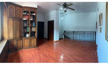 Se vende exclusiva Casa Residencial en La Alameda de 287 mts