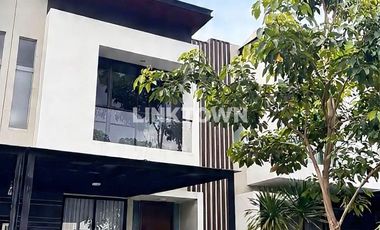 Rumah Full Furnished 2 Lantai Split Level di Northwest Central Surabaya Akses Dekat ke Rs Bhakti Dharma Husada