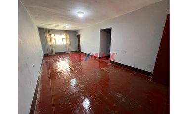 EN PRODUCCIÓN AUDIOVIDUAL

¡Oportunidad de inversión en Huanchaco! 🏡 Casa con amplio terreno a solo minutos del mar 🌊

Se vende casa ubicada en Lo