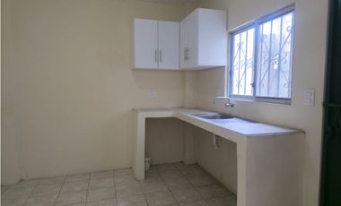 Venta de Casa esquinera con local comercial a minutos de Manta