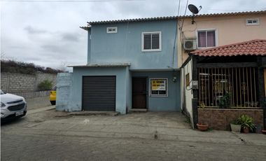 Venta de Casa esquinera con local comercial a minutos de Manta