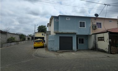 Venta de Casa esquinera con local comercial a minutos de Manta