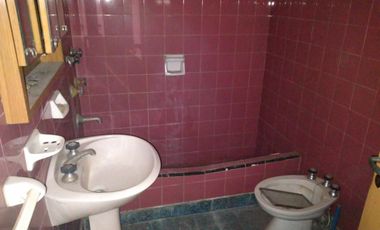 CASA AMPLIA SOBRE LOTE DE 10 X 25 MTS. 2 DORMITORIOS VILLA LUZURIAGA