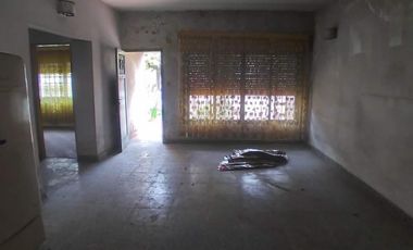 CASA AMPLIA SOBRE LOTE DE 10 X 25 MTS. 2 DORMITORIOS VILLA LUZURIAGA