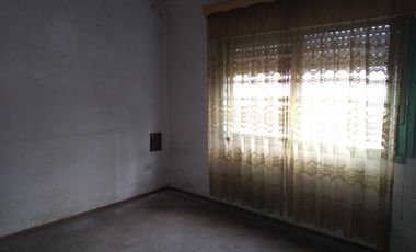 CASA AMPLIA SOBRE LOTE DE 10 X 25 MTS. 2 DORMITORIOS VILLA LUZURIAGA