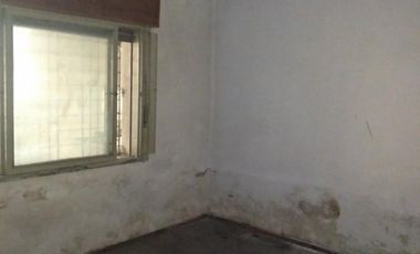 CASA AMPLIA SOBRE LOTE DE 10 X 25 MTS. 2 DORMITORIOS VILLA LUZURIAGA