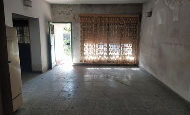 CASA AMPLIA SOBRE LOTE DE 10 X 25 MTS. 2 DORMITORIOS VILLA LUZURIAGA