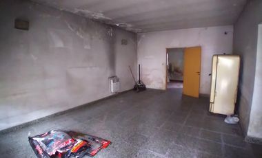 CASA AMPLIA SOBRE LOTE DE 10 X 25 MTS. 2 DORMITORIOS VILLA LUZURIAGA