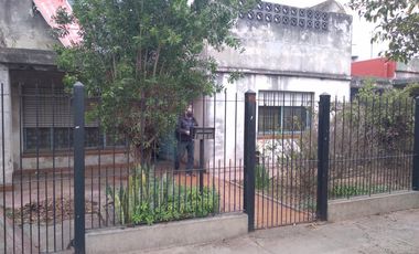 CASA AMPLIA SOBRE LOTE DE 10 X 25 MTS. 2 DORMITORIOS VILLA LUZURIAGA