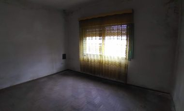 CASA AMPLIA SOBRE LOTE DE 10 X 25 MTS. 2 DORMITORIOS VILLA LUZURIAGA