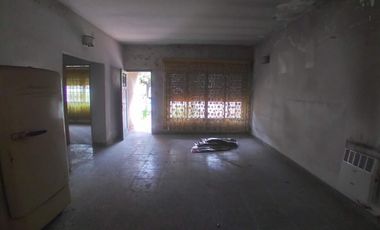 CASA AMPLIA SOBRE LOTE DE 10 X 25 MTS. 2 DORMITORIOS VILLA LUZURIAGA